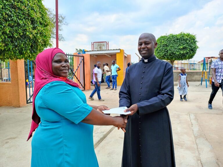 Most Performing Teacher recieving her Gift